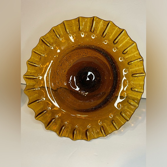 VINTAGE ~ AMBER GLASS DISH ON A PEDESTAL WITH RUFFLED EDGES. - Picture 8 of 9